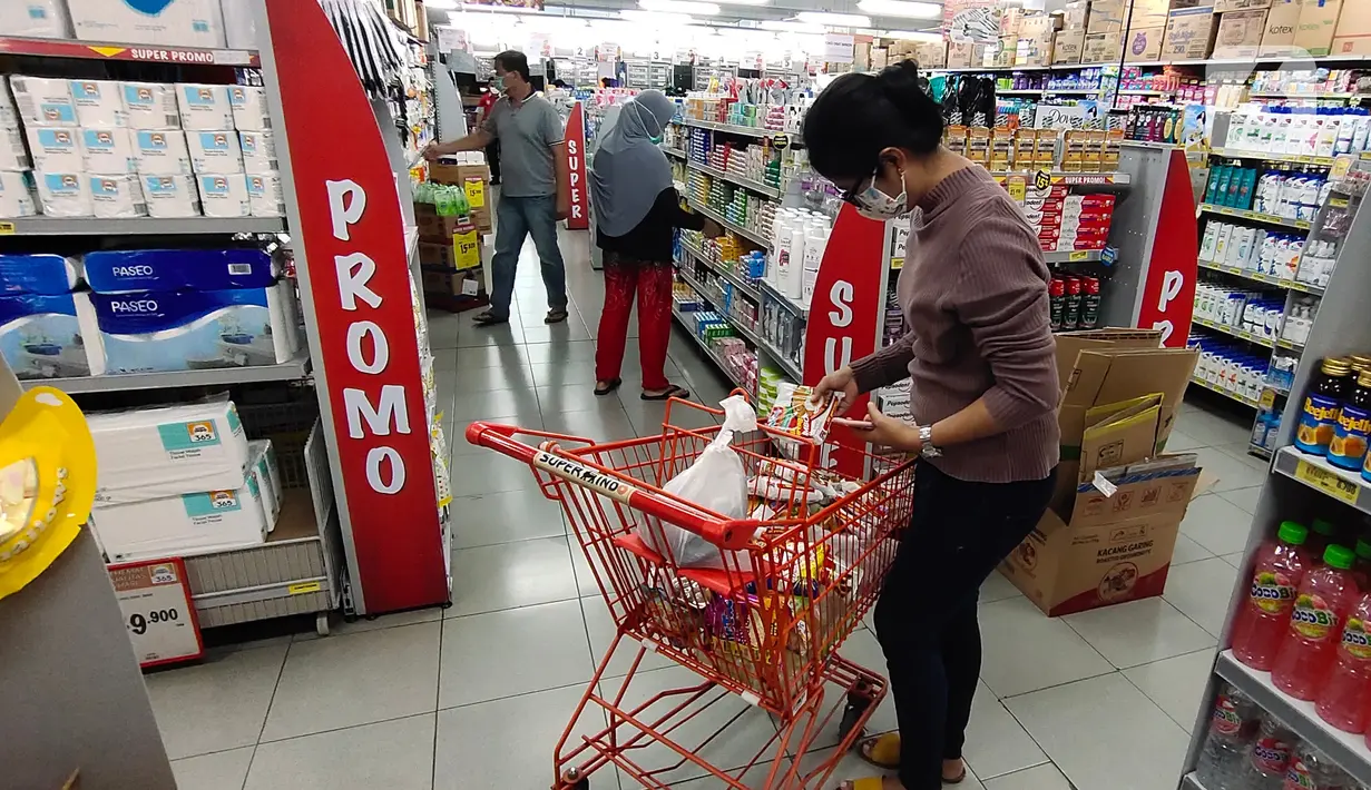 Pengunjung berbelanja di pusar perbelanjan di Tangerang, Minggu (13/12/2020). Diharapkan dengan agenda pengadaan vaksin dan pelaksanaan vaksinasi Covid-19 pada tahun depan dapat mempercepat pemulihan sekektor tersebut. (Liputan6.com/Angga Yuniar)