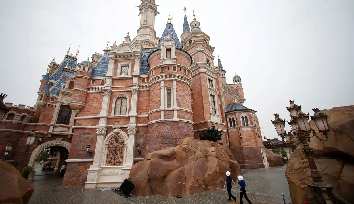 Kastil yang berada di taman Impian Disney di Shanghai , Cina , 15 Juni 2016. Taman hiburan bernilai 5,5 milyar dollar itu, yang akan dibuka resmi hari Kamis (16/6). (REUTERS / Aly Song)