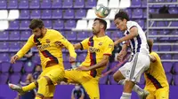 Gelandang Barcelona, Sergio Busquets, duel udara dengan pemain Real Valladolid, Enes Unal, pada laga La Liga di Stadion Jose Zorrilla, Sabtu (11/7/2020). Barcelona menang 1-0 atas Real Valladolid. (AP Photo/Manu Fernandez)