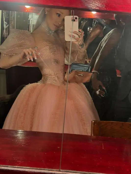 Alih-alih mahkota besar, Ariana memilih aksesori berupa kalung choker berbentuk kupu-kupu dari Lorraine Schwartz. Ia melengkapi penampilannya dengan anting berlian. [@arianagrande].