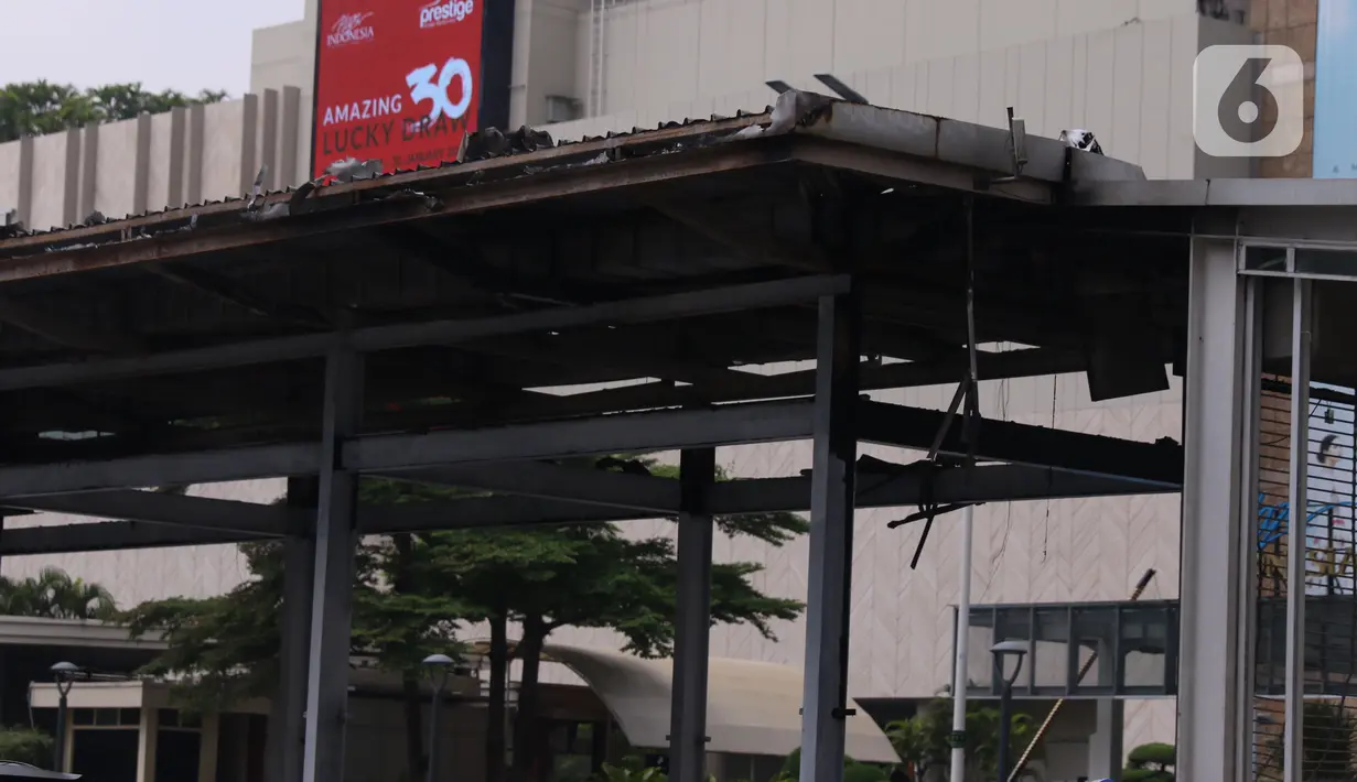 Kondisi kerusakan Halte TransJakarta Bundaran HI, Jakarta, Jumat (9/10/2020). Demo menolak omnibus law Undang-Undang (UU) Cipta Kerja diwarnai kericuhan dan pembakaran terhadap sejumlah halte Transjakarta. (Liputan6.com/Angga Yuniar)
