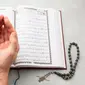 Ilustrasi Seseorang Sedang Meraih Pahala Ramadan dengan Berdoa dan Membaca Alquran (freepik)