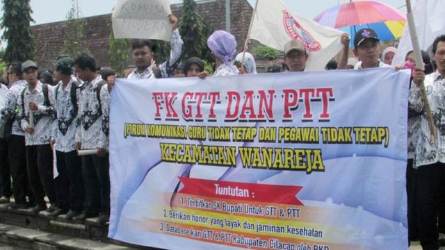 Guru Honorer di Cilacap saat berdemonstrasi menuntut kesejahteraan, 4 Oktober 2017 lalu. (Foto: Liputan6.com/Muhamad Ridlo)