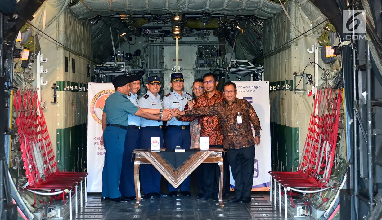 Direktur Hubungan Kelembagaan Bank BRI Sis Apik Wijayanto (kedua kanan) dan jajaran TNI berfoto bersama usai panandatanganan Perjanjian kerjasama tentang Penyediaan Layanan Pembayaran Gaji Pegawai di lingkungan Puslapbinkuhan Kementerian Pertahanan, Malang (2/5/2019). (Liputan6.com/Pool/Humas BRI)