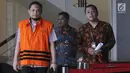 Tersangka panitera pengganti PN Medan Helpandi seusai mendatangani pelimpahan berkas tahap II atau P21 di Gedung KPK, Jakarta, Rabu (26/12).  Tersangka kasus dugaan suap terhadap Hakim PN Medan itu siap menjalani sidang perdana. (Merdeka.com/Dwi Narwoko)