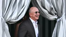 Pendiri Amazon Jeff Bezos naik taksi perahu di Aman Hotel di Venesia pada 26 Juni 2026 dalam rangkaian pesta pernikahan 3 harinya dengan Lauren Sanchez. (Stefano Rellandini/AFP)