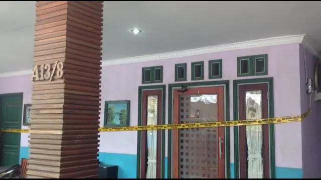  Polisi terus mencari bukti-bukti di rumah korban pembunuhan sadis Dayu Priambarita (45) dan putranya Yuel Imanuel (5) di Perumahan Aneka Elok Blok A13/8 Penggilingan, Cakung, Jakarta Timur, untuk menelusuri pembunuhnya. Polisi sudah beberapa kali keluar 