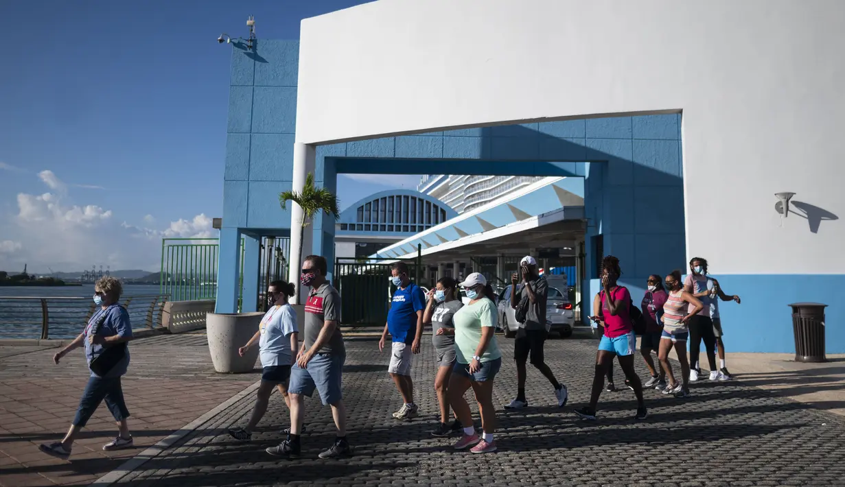 Penumpang keluar dari kapal pesiar Mardi Gras Carnival yang berlabuh di Teluk San Juan, Puerto Rico, Selasa (3/8/2021). Mardi Gras Carnival menjadi kapal pesiar pertama yang mengunjungi wilayah AS sejak pandemi COVID-19. (AP Photo/Carlos Giusti)