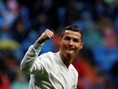 Bintang Real Madrid, Cristiano Ronaldo, merayakan gol yang dicetaknya ke gawang Sporting Gijon pada laga La Liga di Stadion Santiago Bernabeu, Sabtu (26/11/2016). Madrid menang 2-1 atas Gijon. (Reuters/Susana Vera)
