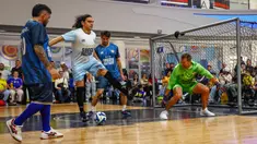 Mantan pesepak bola Argentina, Juan Pablo Sorin (kedua kiri) berusaha menjebol gawang yang dijaga oleh mantan kiper Kolombia, Oscar Cordoba dalam laga bertajuk Legends Soccer Match untuk merayakan ulang tahun Diego Maradona di American Dream Mall, East Rutherford, New Jersey, pada 30 Oktober 2025. (AFP/Kena Betancur)