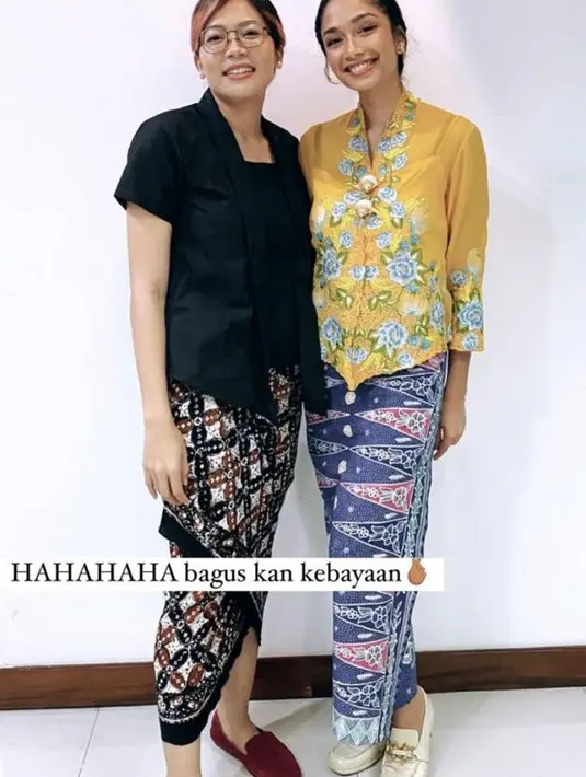 Faradina Mufti tampak hadir mengenakan kebaya encim warna kuning dan kain betawi warna kebiruan. [Instagram/faradinamufti]