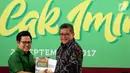 Ketua Umum PKB Muhaimin Iskandar secara simbolis memberikan buku kepada Sekjen Partai PDI Hasto Kristiyanto  saat merayakan ulang tahunnya yang ke-51 sekaligus melauncing dua buku di Kantor DPP PKB, Jakarta, Minggu (24/9). (Liputan6.com/Johan Tallo)