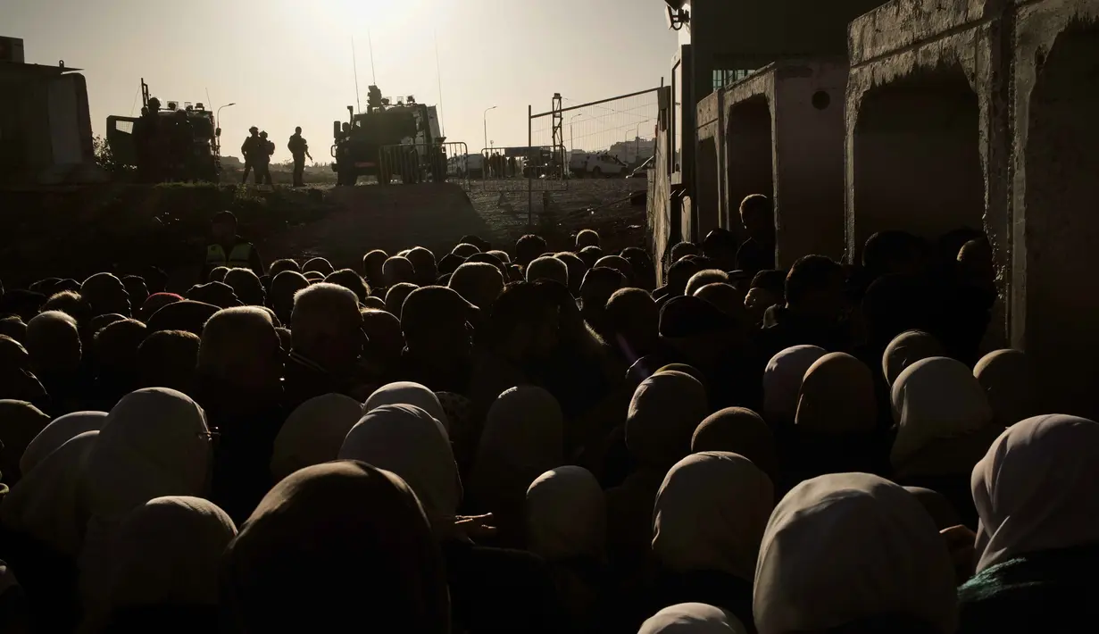 Warga Palestina berbaris untuk melewati pos pemeriksaan militer Israel Qalandia antara kota Ramallah di Tepi Barat dan Yerusalem dalam perjalanan mereka untuk menghadiri salat Jumat di Masjid Al-Aqsa saat bulan suci Ramadan 1447 Hijriah, Jumat 20 Februari 2026. Warga Palestina berbondong-bondong berbaris antre untuk bisa melewati pos pemeriksaan militer Israel Qalandia antara kota Ramallah di Tepi Barat dan Yerusalem. (AP Photo/Leo Correa)