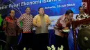 Menko Perekonomian Darmin Nasution memukul gong pada Pembukaan Roundtable High Level Discussion di Kantor Bappenas Jakarta, Rabu (25/07). Diskusi dalam rangka mendorong komitmen dan pemikiran guna memanfaatkan potensi Indonesia. (Liputan6.com/HO/Bappenas)