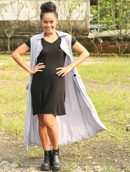 "Nggak berani juga, amit amit. Dulu Kakek sempet ngomong mau dijalani atau nggak. Gue bilang nggak karena takutnya dapat wasiat apa gimana. Nggak deh, makasih banyak," ucap Lia Waode. (Bambang E. Ros/Bintang.com)