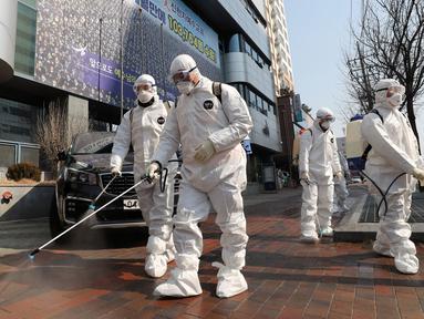 Petugas menyemprotkan disinfektan di depan Gereja Shincheonji di Daegu, Korea Selatan, Kamis (20/2/2020). Pusat Pengendalian dan Pencegahan Penyakit Korea menyatakan korban terinfeksi virus corona (COVID-19) di Korea Selatan menjadi 204 orang hingga Jumat (21/2/2020) sore. (Kim Jun-beom/Yonhap via A