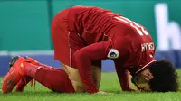 Gelandang Liverpool, Mohamed Salah, sujud merayakan gol yang dicetaknya ke gawang Brighton pada laga Premier League di Stadion Vitality, Brighton, Sabtu (12/1). Brighton kalah 0-1 dari Liverpool. (AFP/Glyn Kirk)
