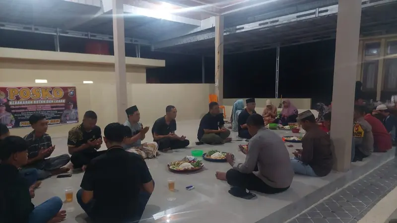 Tokoh masyarakat dan pemuda doa bersama untuk Pilkada serentak berjalan aman dan damai.