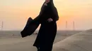 Sementara itu, Maudy dengan kerudung panjang dan gamis warna hitam. [@maudykoesnaedi]