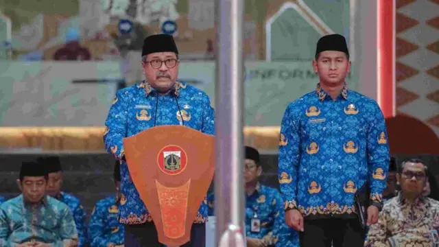 Wakil Gubernur atau Wagub DKI Jakarta Rano Karno saat memimpin upacara peringatan Hari Sumpah Pemuda di Halaman Balai Kota DKI Jakarta, Selasa (28/10/2025).