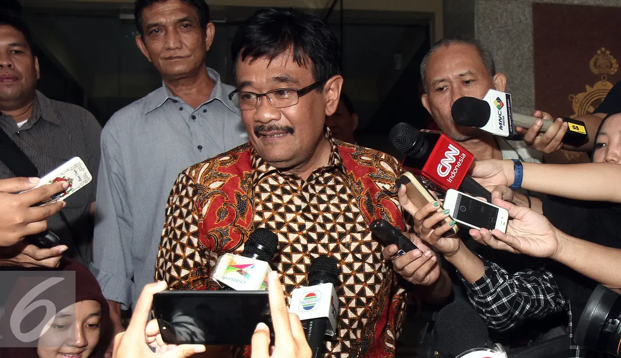 Wagub DKI Jakarta Djarot Saiful Hidayat saat ditanya wartawan usai menjalani pemeriksaan terkait kasus dugaan gratifikasi yang diterima Dinas Perumahan dan Gedung Pemprov DKI Jakarta di Bareskrim Polri, Jakarta, Jumat (22/7). (Liputan6.com/Johan Tallo) 