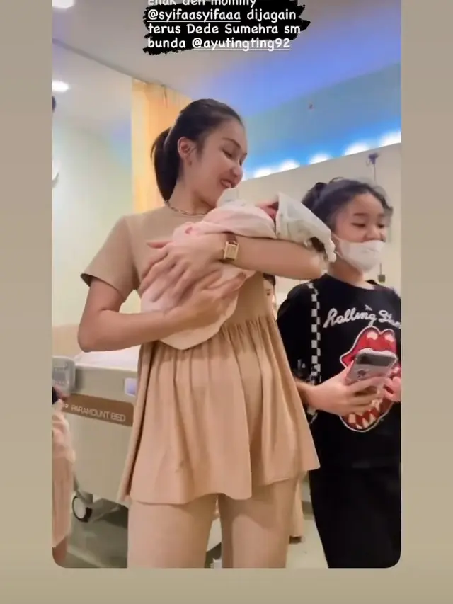 Ayu Ting Ting momong Razeta Sumehra Fachrizal, anak pertama Asyifa Nuraini (Foto: IG @ayutingting92)
