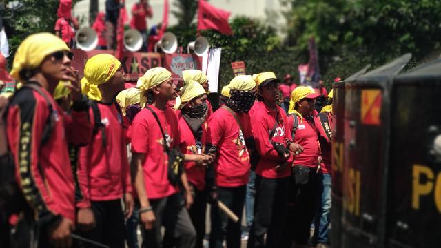 Buruh KASBI ngotot ingin melintas Bundaran HI