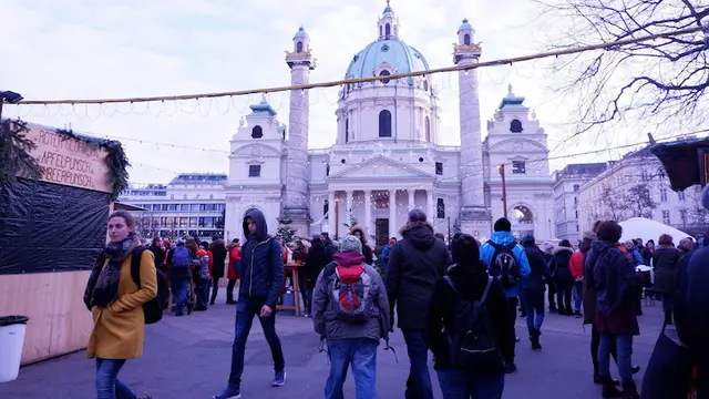 Meriahnya Pasar Natal Berlatar Kastil di Wina, Austria