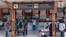 Calon penumpang menunggu bus di Terminal Kali Deres, Jakarta Barat, Rabu (10/6/2020). Kementerian Perhubungan (Kemenhub) telah menyiapkan sejumlah persiapan untuk menghadapi skema kehidupan baru atau new normal. (Liputan6.com/Angga Yuniar)