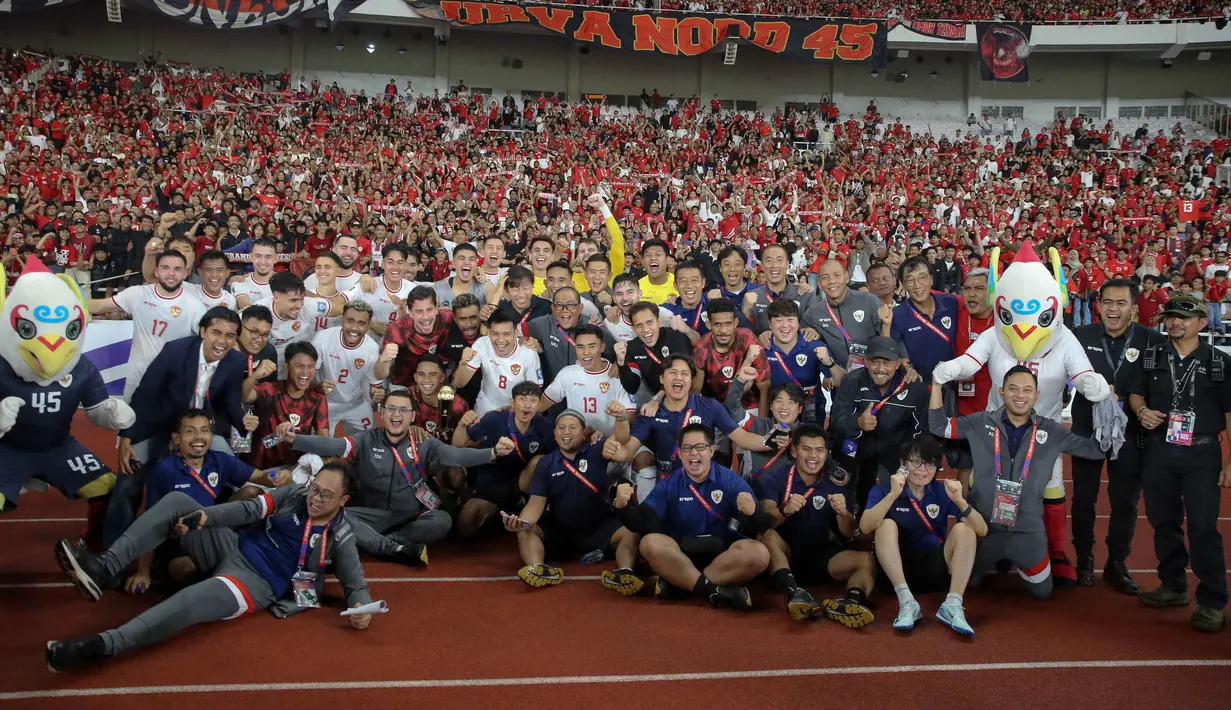 Pemain dan official timnas Indonesia berfoto bersama seusai melawan Arab Saudi pada pertandingan Grup C putaran ketiga Kualifikasi Piala Dunia 2026 Zona Asia di Stadion Utama Gelora Bung Karno, Jakarta, Selasa (19/11/2024). Timnas Indonesia menang atas Arab Saudi dengan skor akhir 2-0. (Liputan6.com/Herman Zakharia)