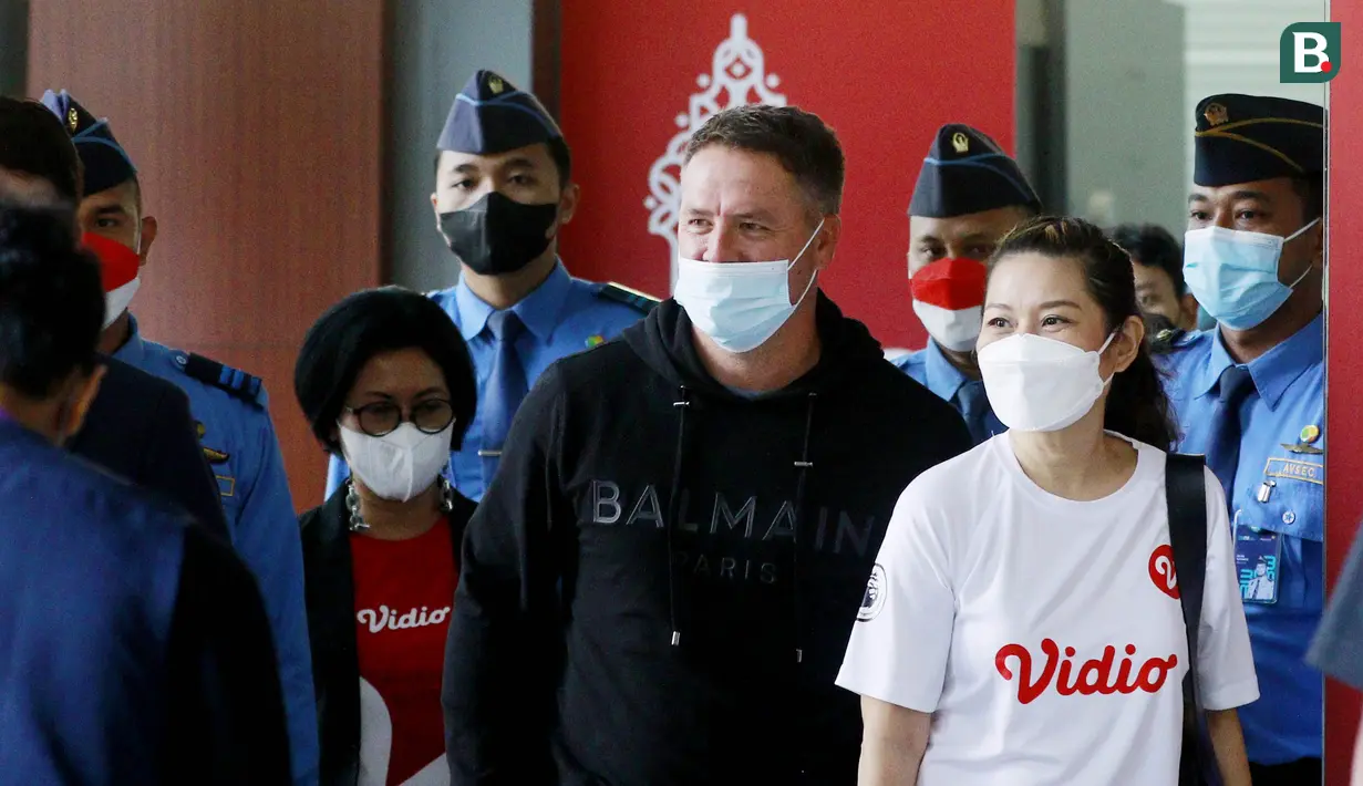 Mantan pemain Liverpool dan Manchester United, Michael Owen, tiba di Bandara Soekarno-Hatta, Tangerang, Sabtu (20/8/2022). (Bola.com/M Iqbal Ichsan)