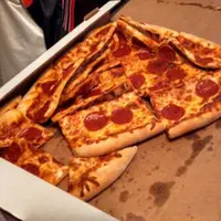 Gak seharusnya pizza diperlakukan seperti ini... :'(