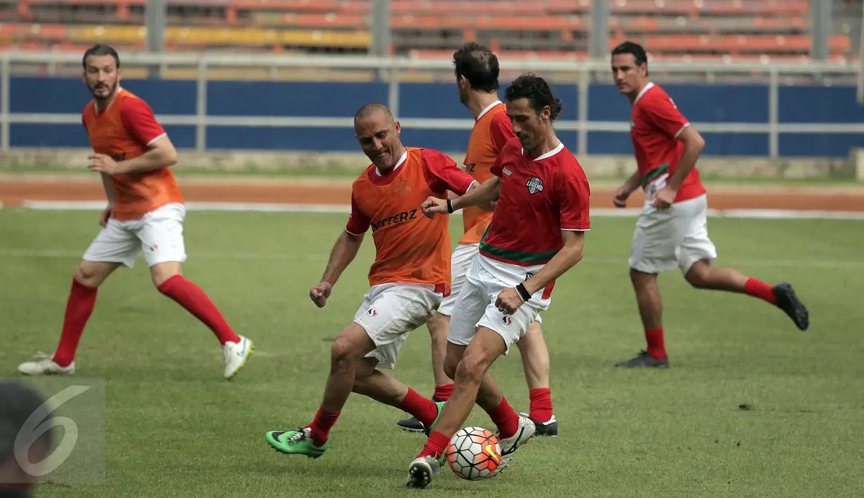Mantan pemain AS Roma Marco Delvecchio (kanan) berebut bola saat latihan uji lapangan jelang laga melawan Primavera Baretti di Stadion GBK, Jakarta, Jumat (20/5/2016). Laga kedua tim digelar Sabtu(21/5). (Liputan6.com/Helmi Fithriansyah)