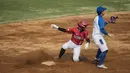 Atlet softball Indonesia, Yuka Ramadina, berusaha masuk base saat melawan Korea Selatan pada laga Asian Games di Lapangan Softball Senayan, Jakarta, Selasa (21/8/2018). Indonesia kalah 2-4 dari Korsel. (Bola.com/Vitalis Yogi Trisna)