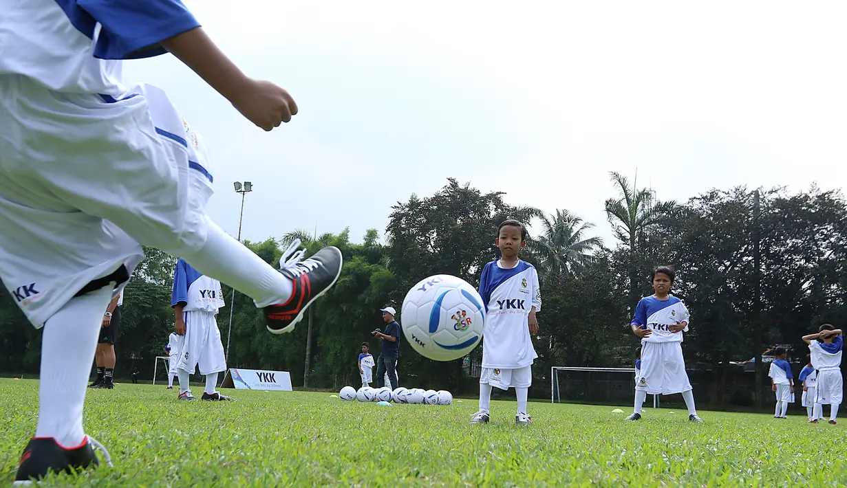 Anak-anak pra sejahtera mengikuti pelatihan sepak bola YKK Asia Group Kids Footbal Clinic  di Ciputat, Tangerang Selatan, Sabtu (7/10). Kegiatan yang menginjak tahun ketiga diikuti 288 anak. (Liputan6.com/Fery Pradolo)