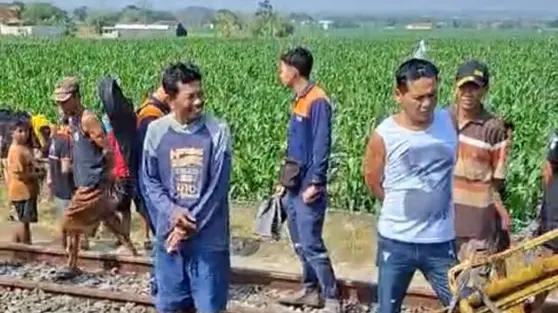 Truk Tertemper Kereta Ambarawa Ekspres di Blora, Terseret hingga 100 Meter