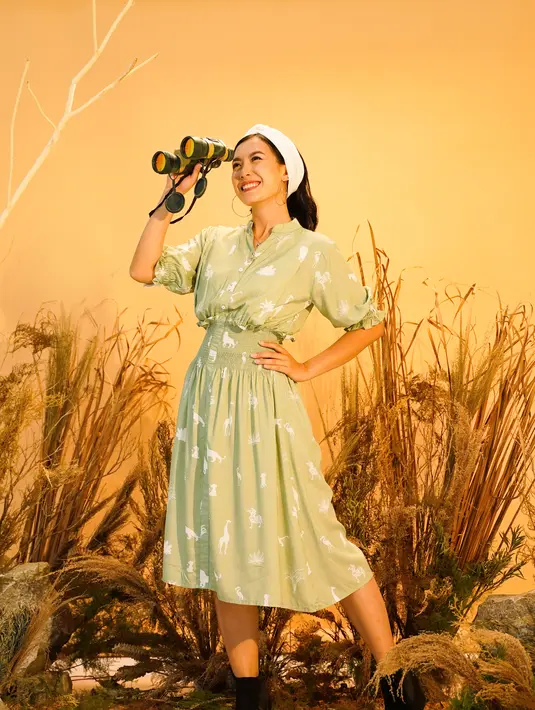 Karakter Simba pada Lion King bisa jadi pattern untuk Midi Dress yang unik. Tidak hanya motif dan model bajunya yang ditonjolkan, namun midi dress ini juga busui-friendly. Koleksi ini memiliki dua warna yang menjadi tren di tahun 2021 yaitu Sage Green dan Terracotta (Foto: hypefast)