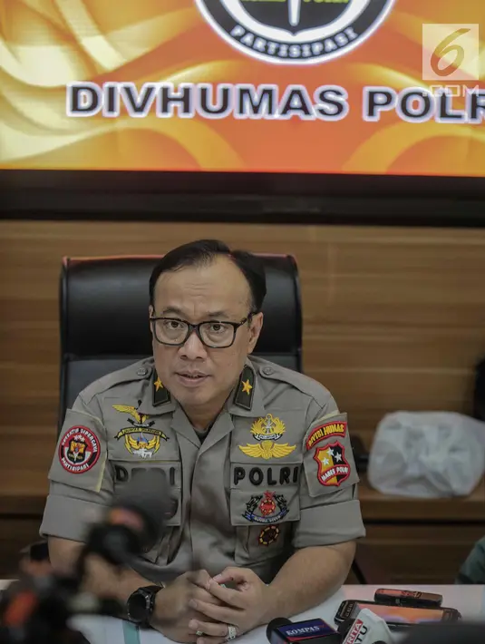 Karo Penmas Divisi Humas Polri Brigjen Dedi Prasetyo memberikan keterangan terkait bom Sibolga, di Mabes Polri, Rabu (13/3). Dedi Prasetyo mengatakan sasaran terduga teroris dalam kasus bom Sibolga adalah aparat keamanan. (Liputan6.com/Faizal Fanani)