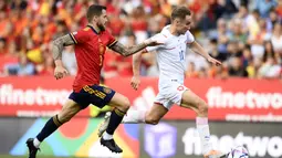 Pemain Spanyol Inigo Martinez mengejar pemain Republik Ceko Jan Kuchta (kanan) pada pertandingan sepak bola UEFA Nations League di Stadion La Rosaleda, Malaga, Spanyol, 12 Juni 2022. Spanyol menang 2-0. (AP Photo/Jose Breton)