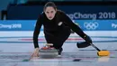 Atlet curling asal Rusia, Anastasia Bryzgalova tampil dalam nomor ganda campuran pada Olimpiade Musim Dingin Pyeongchang 2018 di Gangneung, Korea Selatan, Senin (12/2). Dunia maya akhir-akhir ini diramaikan pesona Anastasia Bryzgalova. (WANG Zhao/AFP)