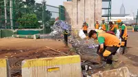 Sejumlah Petugas Kebersihan Mulai Membersihkan Sampah Sisa Demonstrasi Mahasiswa di Gedung DPR, Senayan, Jakarta, Rabu (25/9/2019). (Foto: Fachrur Rozie/Liputan6.com)