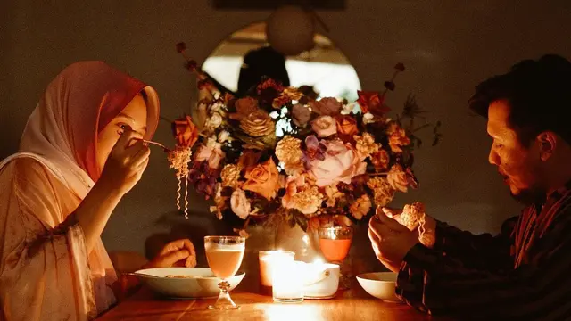Rayakan Anniversary Pernikahan, Ini 6 Momen Makan Malam Romantis Dian Pelangi dan Suami