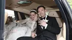 Aktris Olga Lydia dan Aris Utama memamerkan cincin seusai menjalankan sakramen pernikahan di Gereja Katedral, Jakarta, Jumat (21/4). Aktris Olga Lydia dan Aris Utama menjalankan sakramen pernikahan. (Liputan6.com/Herman Zakharia)