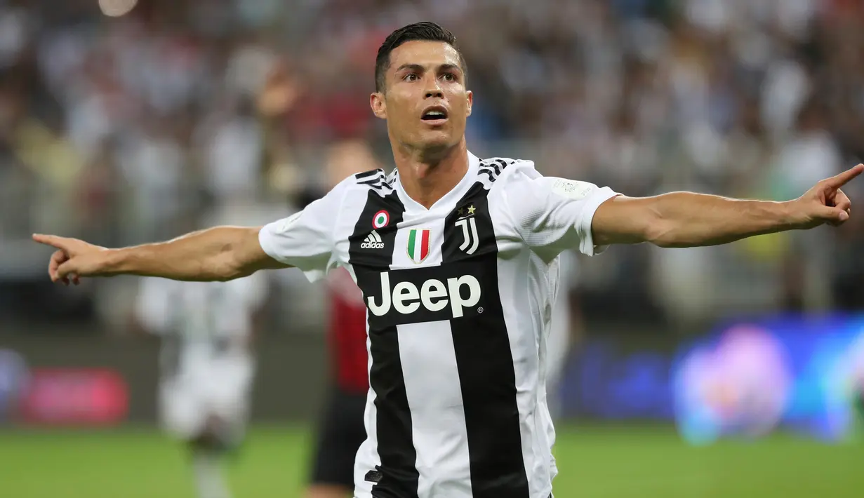 Striker Juventus, Cristiano Ronaldo berselebrasi setelah mencetak ke gawang AC Milan pada laga Piala Super Italia 2018, di Stadion King Abdullah Sports City, Kamis (17/1). Juventus keluar sebagai kampiun dengan meraih kemenangan tipis 1-0. (AP Photo)
