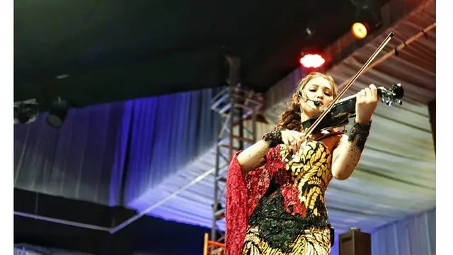 Pesona Tara Adia Saat di Atas Panggung