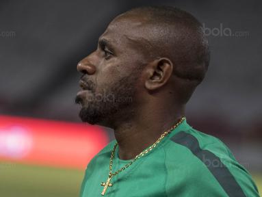 Striker Timnas Indonesia, Boaz Solossa, saat mengikuti latihan di SUGBK, Jakarta, Sabtu (13/1/2018). Timnas Indonesia menggelar latihan terakhir sebelum laga persahabatan melawan Islandia. (Bola.com/Vitalis Yogi Trisna)