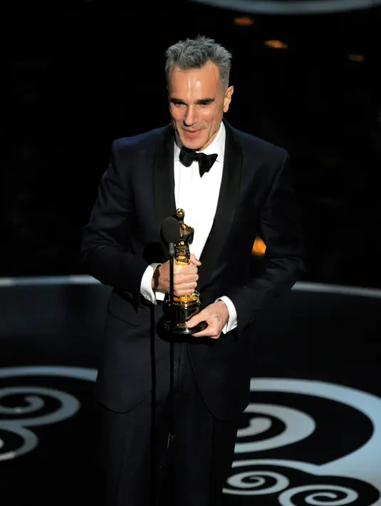 Aktor kelahiran Inggris Daniel Day-Lewis mendapat penghargaan sebagai Aktor Terbaik dalam Oscar 2013 untuk perannya dalam "Lincoln". (Photo by Chris Pizzello/Invision/AP)