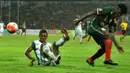Pemain PS TNI, Abduh Lestaluhu (kiri), berebut bola dengan pemain Bhayangkara Surabaya United, Shane Andre Malcolm, dalam laga Torabika Soccer Championship 2016 di Stadion Gelora Delta, Sidoarjo, Minggu (8/5/2016). (Bola.com/Fahrizal Arnas)