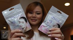 Bloggers menunjukan produk Ovale bedak dingin saat women's talk launching di beranda kitchen, Jakarta, Jumat (27/11/2015). Ovale meluncurkan produk terbaru yakni Ovale Bedak Dingin Whitening dengan Ekstrak Mutiara. (Liputan6.com/Herman Zakharia) 
