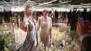 Model Kate Moss (kiri) dan putrinya Lila Grace Moss mengenakan busana kreasi Fendi's Spring-Summer 2021 Haute Couture dalam acara Paris Fashion Week di Paris, Prancis, Rabu (27/1/2021). Paris Fashion Week 2021 diramaikan oleh deretan model ternama dunia. (AP Photo/Francois Mori)